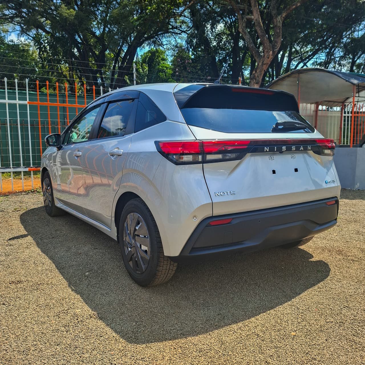 Vehicle photo thumbnail 11
