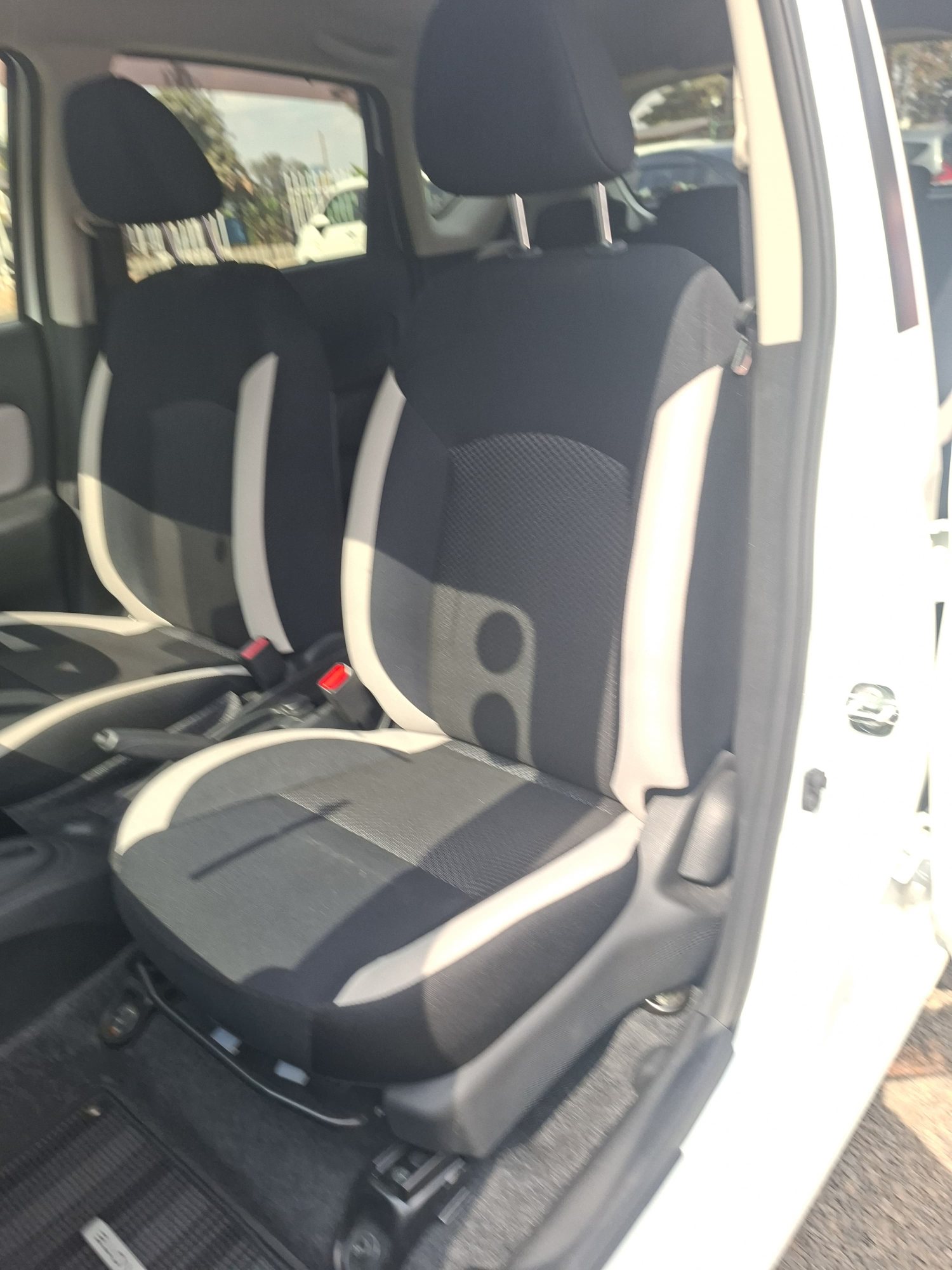 Vehicle photo thumbnail 6