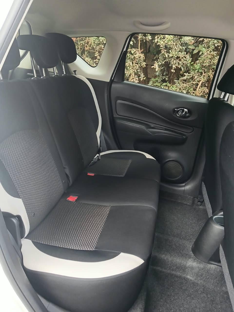 Vehicle photo thumbnail 9