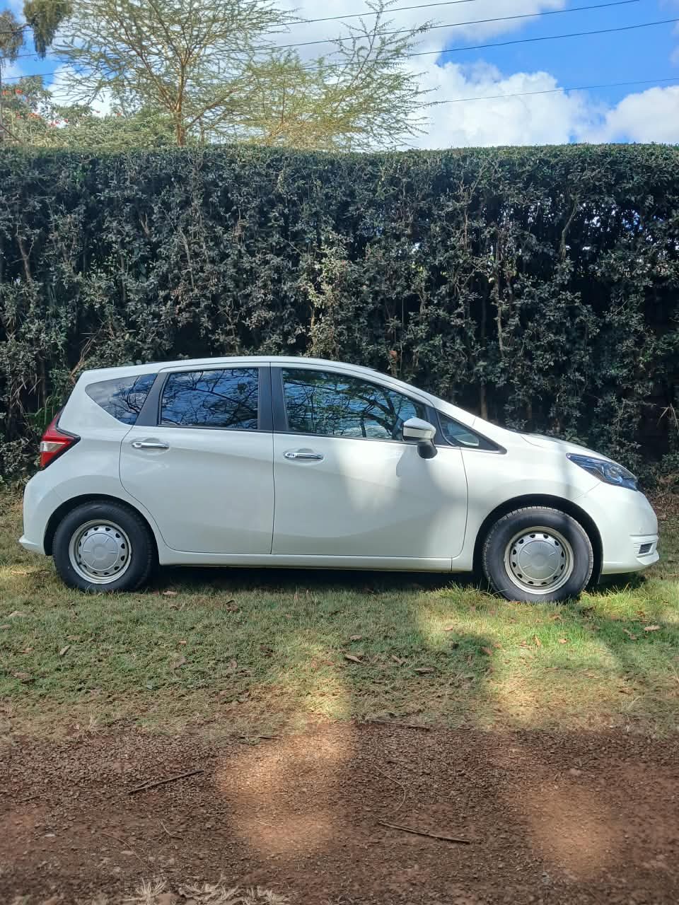 Vehicle photo thumbnail 11