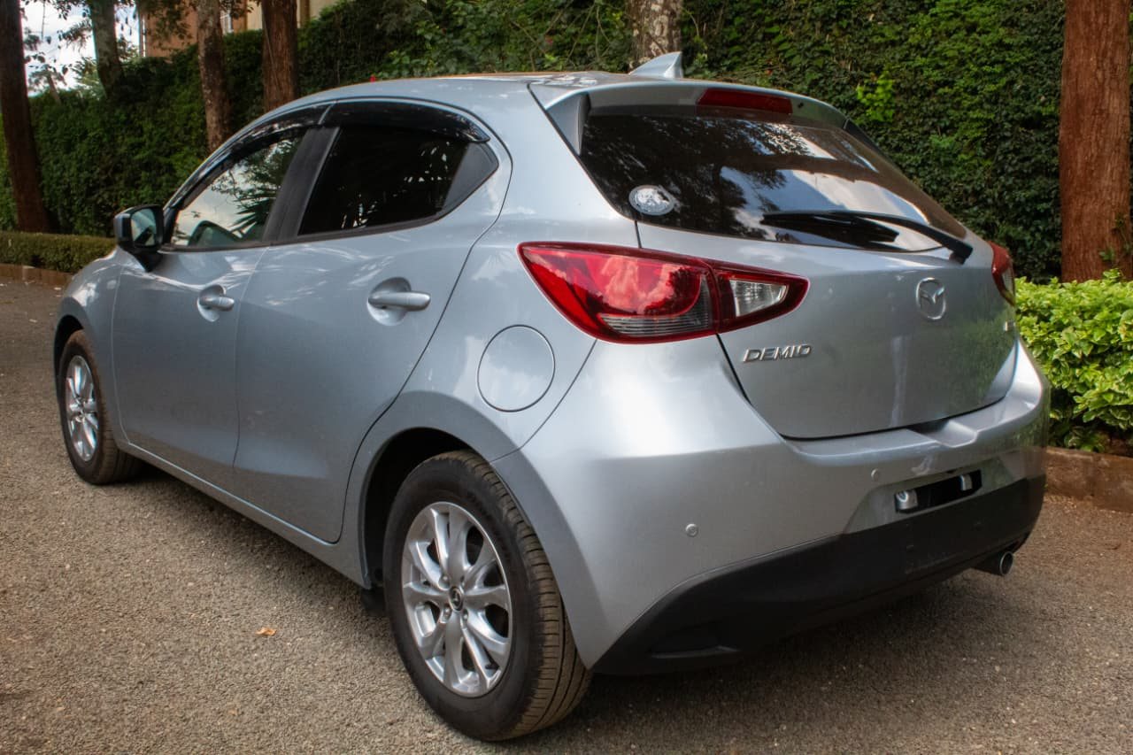 Vehicle photo thumbnail 10