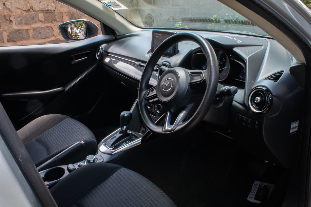 Vehicle photo thumbnail 4