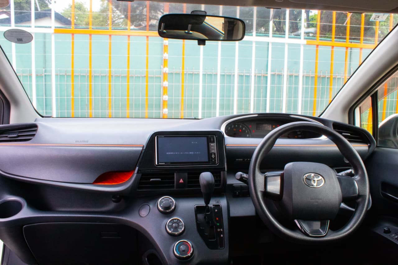 Vehicle photo thumbnail 5