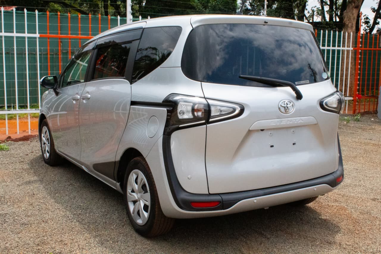 Vehicle photo thumbnail 11