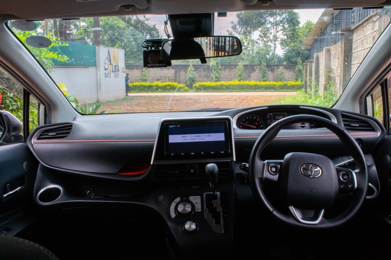 Vehicle photo thumbnail 4