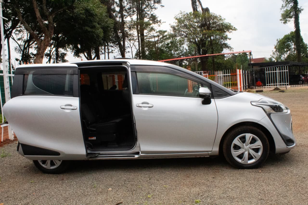 Vehicle photo thumbnail 9