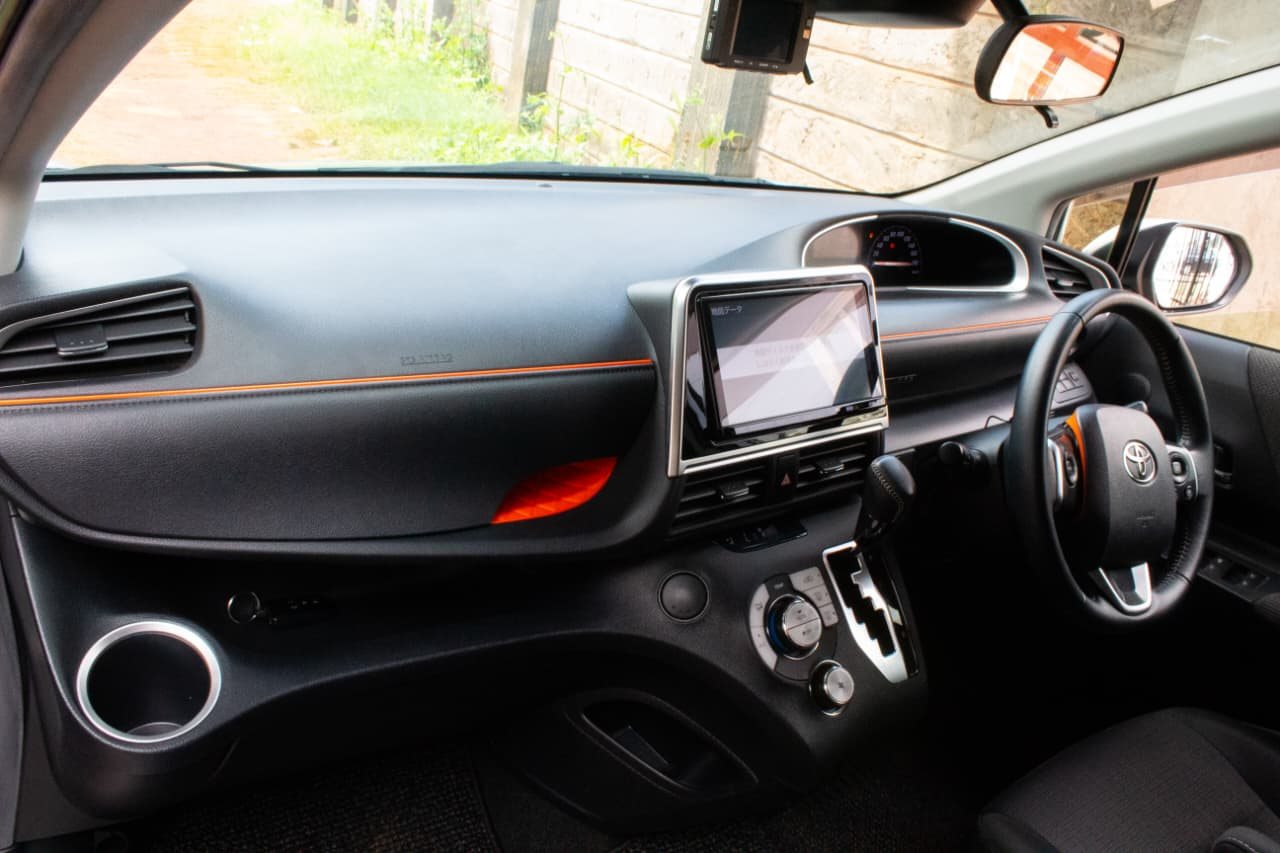 Vehicle photo thumbnail 6