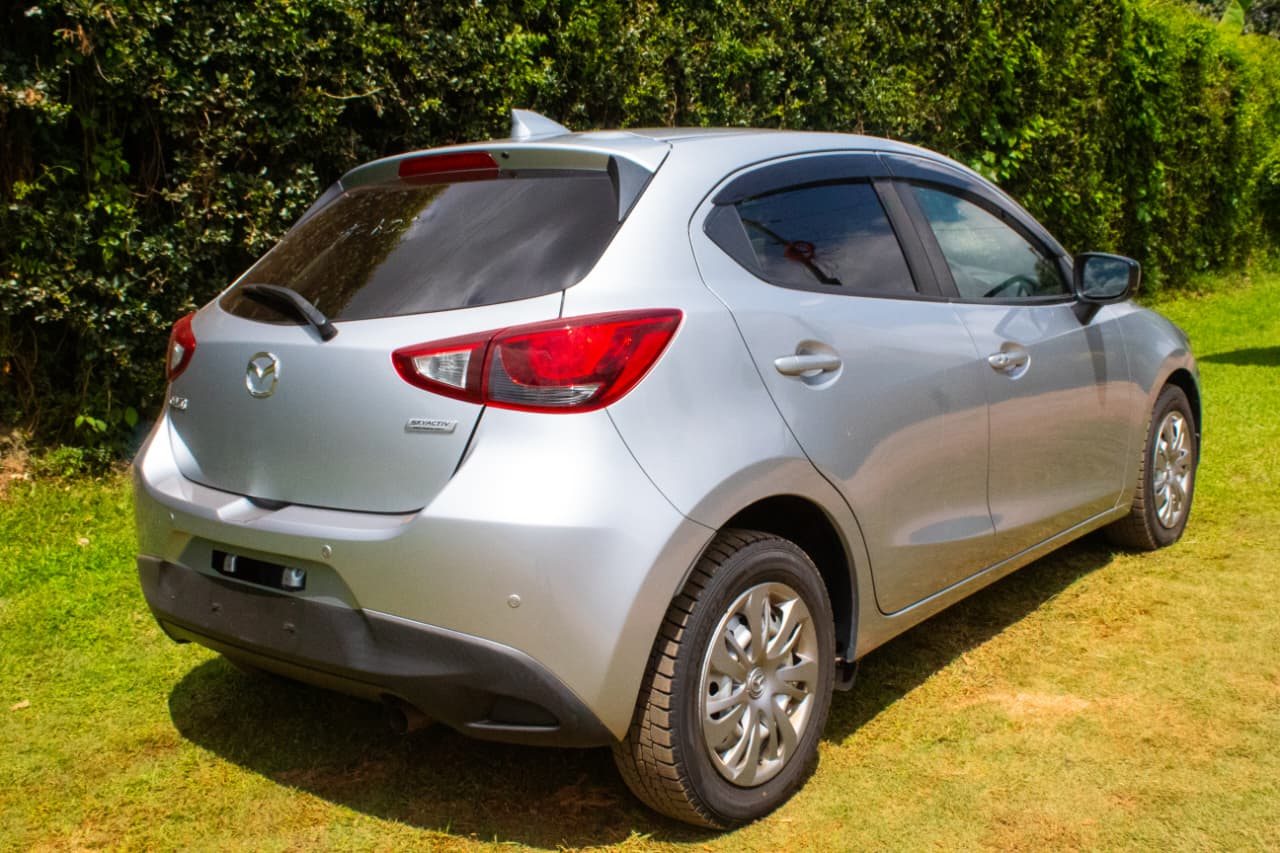 Vehicle photo thumbnail 11