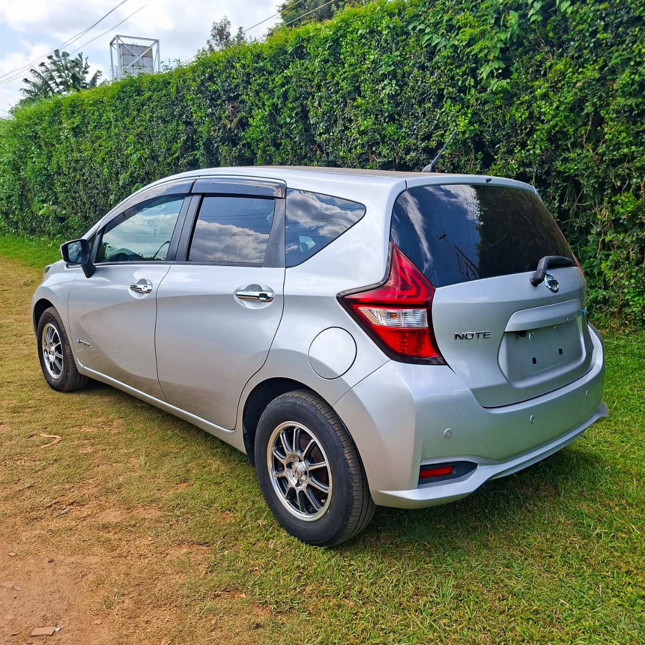 Vehicle photo thumbnail 9