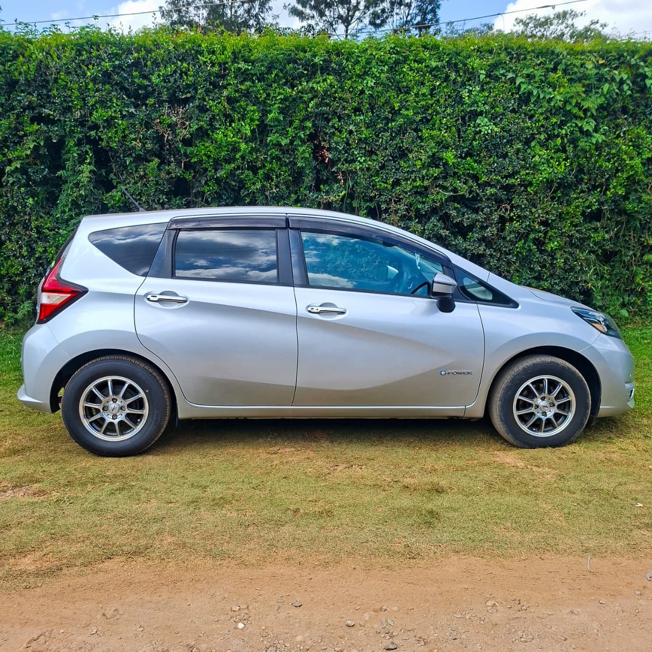 Vehicle photo thumbnail 8